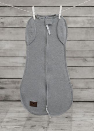 Zavinovačka Sleepee Second Step Swaddle s čepičkou zdarma tmavě šedá