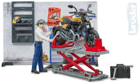 BRUDER 62102 Motodílna set motocykl Ducati Scrambler Full Throttle s figurkou a doplňky