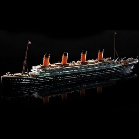 Model Kit loď 14220 - R.M.S. TITANIC a LED SET MCP (1:700)